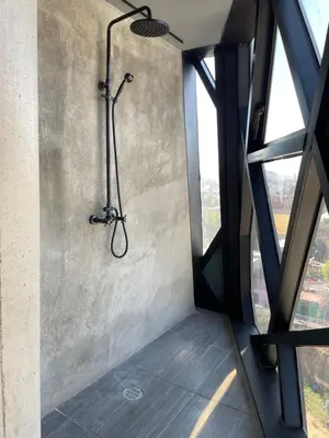 Un baño de Loft industrial vista a los volcanes