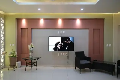 Una televisión o centro de entretenimiento en Ivissa Hotel