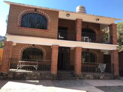 Edificio en el que se encuentra el hostal o pensión