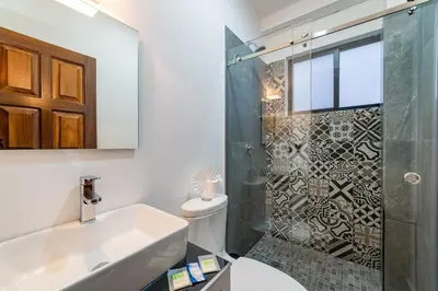 Un baño de Mi Querida Maribel Hotel