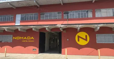 Certificado, premio, señal o documento que está expuesto en Nomada Hostel Oaxaca - Vive nómada!