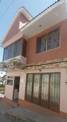 Edificio en el que se encuentra el hostal o pensión