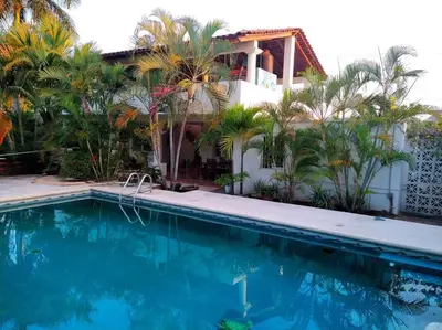 Piscina en o cerca de Lush Garden House near beaches with private pool.