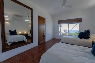 Cama o camas de una habitación en Gorgeous Beach House with incredible oceanview