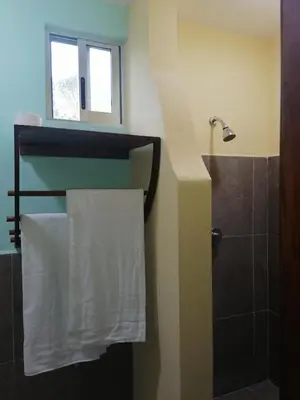 Un baño de La Morada, una ventana al golfo - Hotel boutique