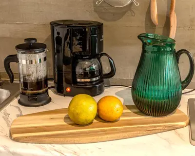 Utensilios para hacer té y café en Fungi Tepoz Cabins