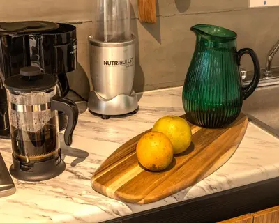 Utensilios para hacer té y café en Fungi Tepoz Cabins