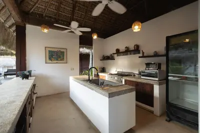 Una cocina o zona de cocina en Oceanfront Casa Rhino