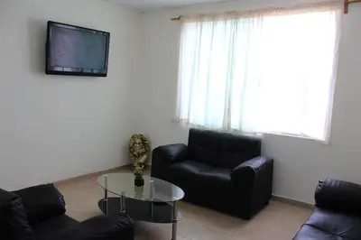Una televisión o centro de entretenimiento en Casa Colibri Oaxaca con Jacuzzi en Terraza