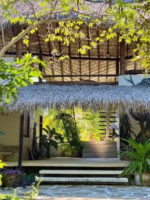 Jardín al aire libre en Casa KUUL, elegant fusion of house and garden.