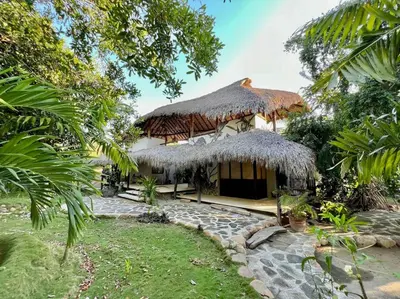 Jardín al aire libre en Casa KUUL, elegant fusion of house and garden.