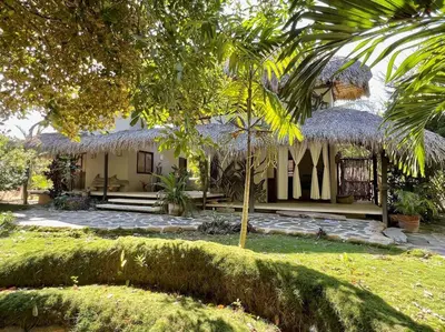 Jardín al aire libre en Casa KUUL, elegant fusion of house and garden.