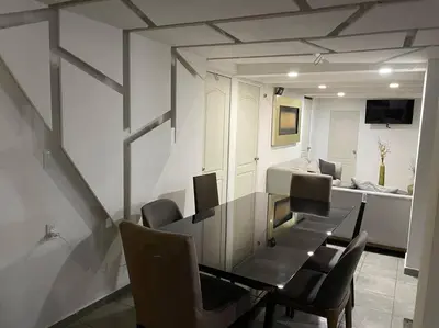 Una televisión o centro de entretenimiento en Casa