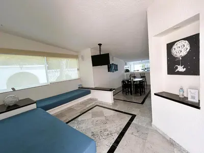 Una televisión o centro de entretenimiento en Secretos del Sol Acapulco villas a 5 minutosdel mar