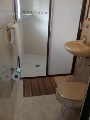 Un baño de Cabañas del Coronel