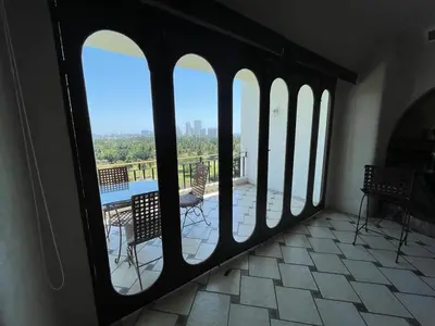 Un balcón o terraza de Beautiful apartment fully restored after OTIS in Acapulco Diamante