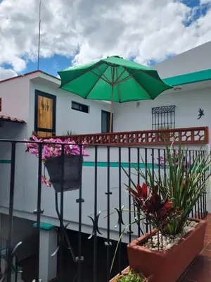 Edificio en el que se encuentra el hostal o pensión