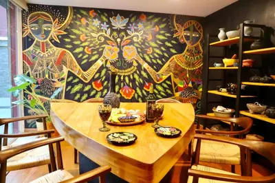 Zona de estar de Luxurious Mid Century Modern folk art home