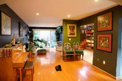 Zona de estar de Luxurious Mid Century Modern folk art home