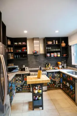Una cocina o zona de cocina en Luxurious Mid Century Modern folk art home