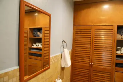 Un baño de Luxurious Mid Century Modern folk art home
