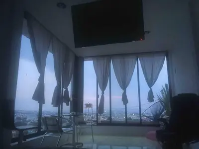Una televisión o centro de entretenimiento en Loft en Tercer Piso con Vista Panoramica