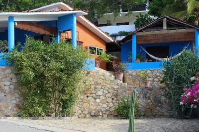 Edificio en el que se encuentra el hostal o pensión