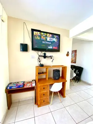 Una televisión o centro de entretenimiento en Casa con alberca climatizada en Cuautla Morelos